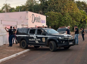 Polícia cumpre mandado e fecha casa de prostituição