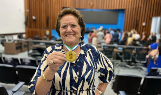 Édia Lazzarini é homenageada na ALEMS pela vida dedicada ao artesanato profissional