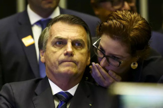 Ex-presidente Jair Bolsonaro e deputada Carla Zambelli durante sessão solene em homenagem ao ator Carlos Alberto de Nóbrega, na Câmara dos Deputados - Foto: Marcelo Camargo/Agência Brasil