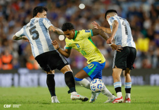 Rodrygo tenta se livrar de dois adversários no Monumental de Nuñez  Rafael Ribeiro / CBF