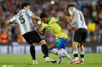 Rodrygo tenta se livrar de dois adversários no Monumental de Nuñez Rafael Ribeiro / CBF