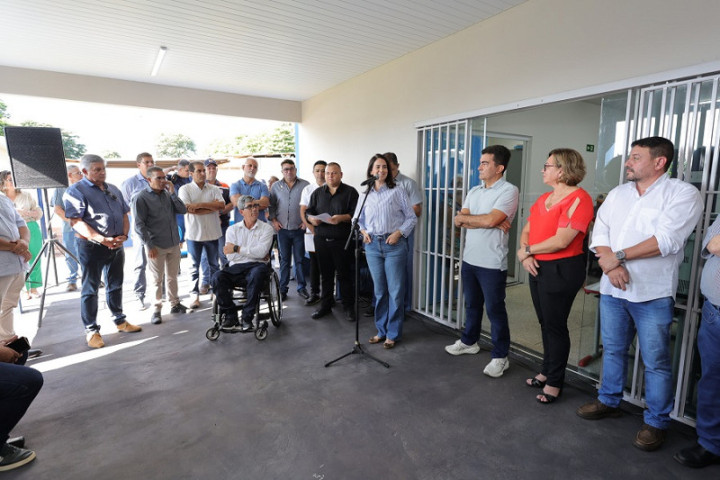 Vice-prefeita Gianni Nogueira durante discurso de entrega do Centro Social em Panambi