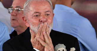 Presidente interage com o público durante solenidade (Foto: Luciano Muta)´