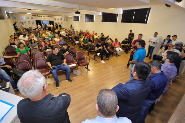 Prefeito Marçal Filho junto aos secretários de habitação Eder Felipe (Dourados) e Maria do Carmo (Governo do Estado) e demais autoridades na entrega de títulos de regularização fundiária - Fotos: A. Frota