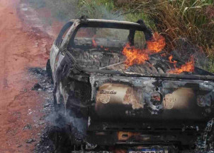 Veículo ficou destruído pelo fogo - Foto: Divulgação