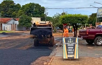 Prefeitura intensifica operação tapa-buraco na Rua Independência