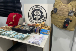 Além de cartões de benefícios, polícia também encontrou dinheiro em espécie, armas e joias com agiotas - Foto: Divulgação/Polícia Civil  Leia mais em: https://correiodoestado.com.br/cidades/bolsa-familia-e-transformado-em-garantia-para-agiotagem-em-mato-grosso/446017/
