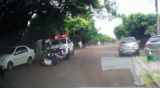 Perseguição termina com motociclista derrubado por viatura e detido em Dourados
