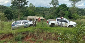 Equipes da Polícia Científica e funerária no local do achado de cadáver. (Foto: Reprodução/Fonteira Agora)
