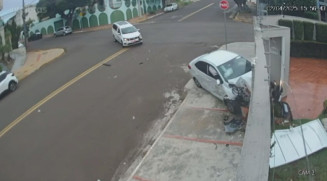 Carro com vereadores não parou em cruzamento, bateu em carro e atingiu muro de casa - Foto: reprodução