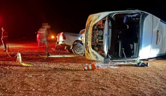 Veículos envolvidos em acidente na cidade de Jateí. (Foto: Fátima News)