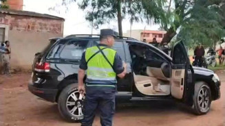 Carro de casal é alvo de tiros de fuzil ao deixar motel na fronteira