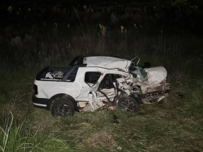 Veículo onde estava a família ficou destruído ao sair da pista