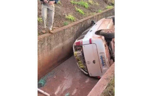 Carro carregado com contrabando cai em valeta na BR-163 e motorista foge
