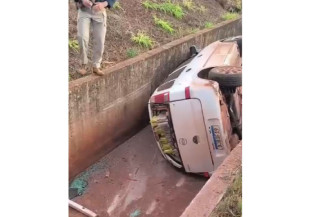 Carro carregado com contrabando cai em valeta na BR-163 e motorista foge