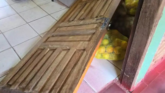Funcionários encontraram a porta da cozinha arrombada pela manhã. (Foto: Reprodução/Última Hora)