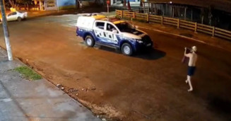 Homem foi baleado após apontar espingarda para policiais - Foto: reprodução/Câmera de Segurança