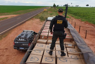 Apreensão realizada em 2023 que resultou na deflagração da operação deste quinta-feira (10) - Foto: Divulgação/DOF  Leia mais em: https://correiodoestado.com.br/cidades/carreta-interceptada-em-ms-derruba-esquema-de-contrabando-em-mt/446505/
