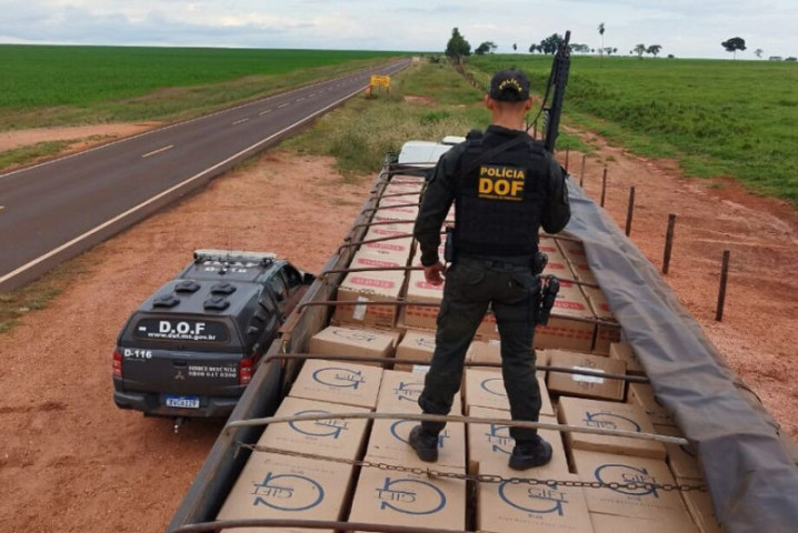 Apreensão realizada em 2023 que resultou na deflagração da operação deste quinta-feira (10) - Foto: Divulgação/DOF  Leia mais em: https://correiodoestado.com.br/cidades/carreta-interceptada-em-ms-derruba-esquema-de-contrabando-em-mt/446505/