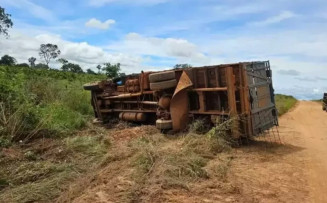 Caminhão tombado às margens da rodovia após adolescente perder controle da direção- (Idest)