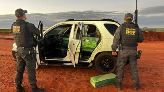 Motorista abandona carro com 302 kg de maconha e foge a pé para o Paraguai