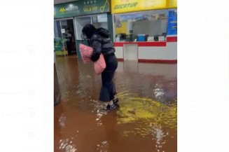 Terminal Rodoviário de Dourados volta a alagar com forte chuva