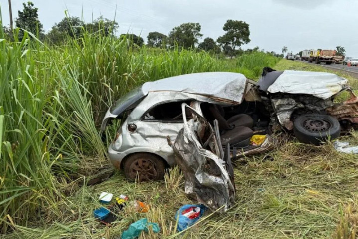 Criança estava com a família em veículo que bateu em caminhão - Foto: Nova Alvorada Informa