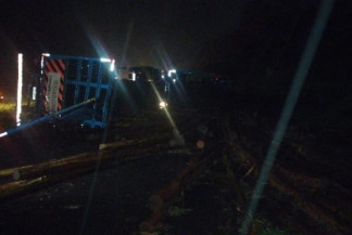 Carreta carregada com toras de eucalipto tomba na MS-134