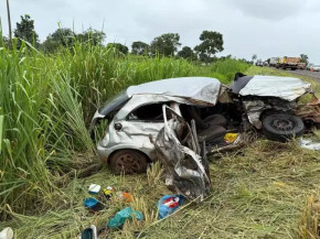 Situação em que ficou carro ocupado pela família. (Foto: Alvorada Informa)