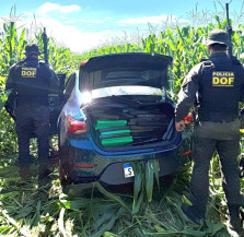 Motorista abandona carro durante fuga com R$ 1,1 milhão em drogas