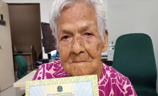 Aos 99 anos, dona Analia obtém segunda via da certidão de nascimento