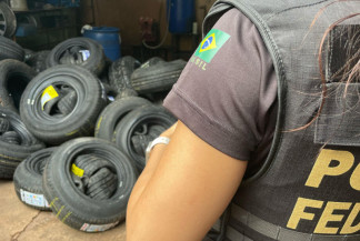 Receita e PF apreendem mais de 4 mil pneus ilegais e prendem suspeito armado
