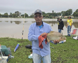 Luiz Espíndula exibe espécie pacu fisgado por ele no lago do parque Antenor Martins - Foto: reprodução instagram/Marçal Filho