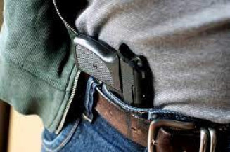Projeto que concede arma para mulher com medida protetiva avança no Senado