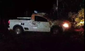 Saveiro da vítima no local onde houve o acidente na noite de sábado (Foto: Campo Grande News)