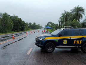 Equipes da PRF permanecem no local para reforçar a sinalização e orientar os motoristas - Foto: jardim News