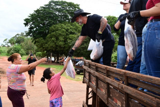 Prefeito de Ivinhema distribui uma tonelada de peixes
