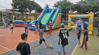 Brinquedos Infláveis são atrações para a criançada na quadra esportiva do Parque Antenor Martins. Foto: A. Frota
