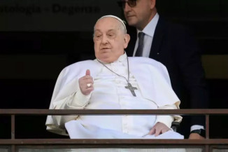 Francisco agradeceu ao seu enfermeiro por lhe ajudar a dar uma volta de papamóvel na Praça de São Pedro no Domingo de Páscoa  Foto: Reprodução de TV