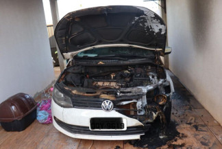 O veículo da vítima que estava na garagem ficou parcialmente destruído - Crédito: PCMS