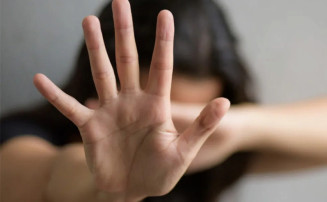 Jovem denuncia mãe e padrasto por abuso que ocorre há 8 anos