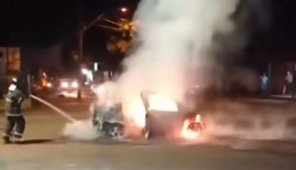 Após o controle das chamas, o que restou do carro — uma carcaça totalmente carbonizada - Foto: reprodução