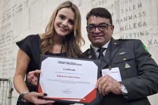 Sargento Prates recebe honraria das mãos da vereadora Amanda Vitorazo (Foto: Assessoria/CMD