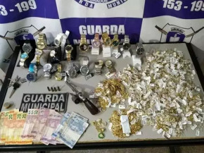 Relógios, semijoais e dinheiro que haviam sido levados da joalheria. (Foto: Divulgação)