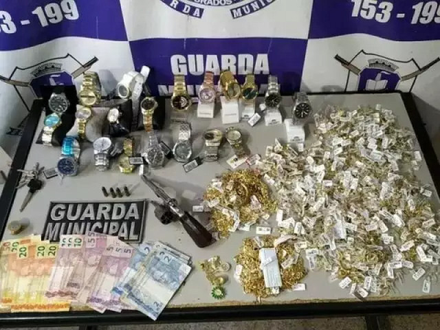 Relógios, semijoais e dinheiro que haviam sido levados da joalheria. (Foto: Divulgação)