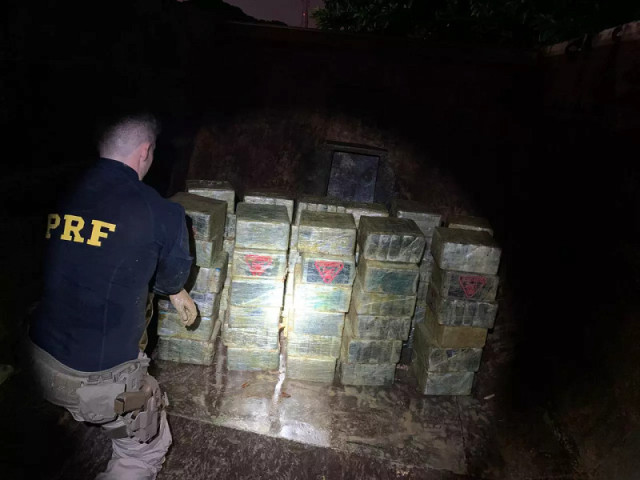 Droga foi localizada em compartimento falso - Foto: PRF