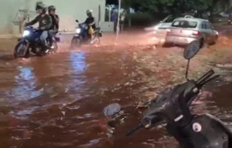 Avenida Rachel de Queiroz com forte enxurrada e alagamento no Iracy Coelho - Foto: reprodução