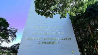 LDO prevê salário mínimo de R$ 1.630 e superávit de R$ 34,3 bi em 2026