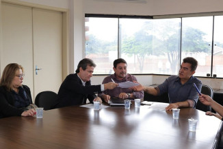 Prefeito Marçal Filho entregou ao secretário de estado de saúde, Maurício Simões, um documento demonstrativo de produção do Hospital da Vida em Dourados