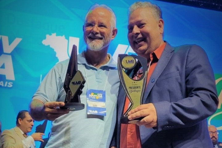 Sergio Nogueira recebe o troféu das mãos do vereador de Jateí, Jeovani Vieira (Foto: Divulgação)